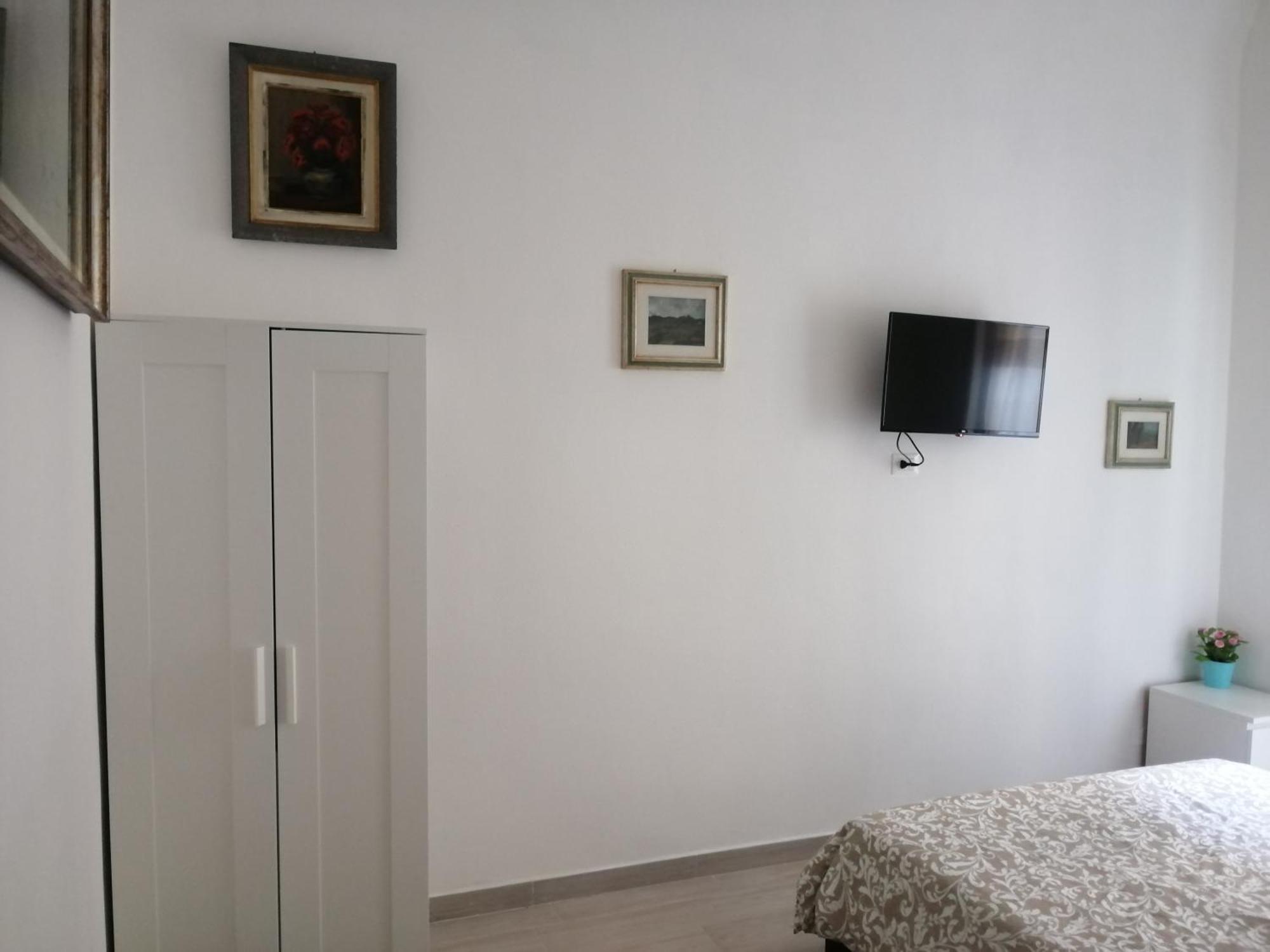 Family And Friends Studio Florence Bilik gambar