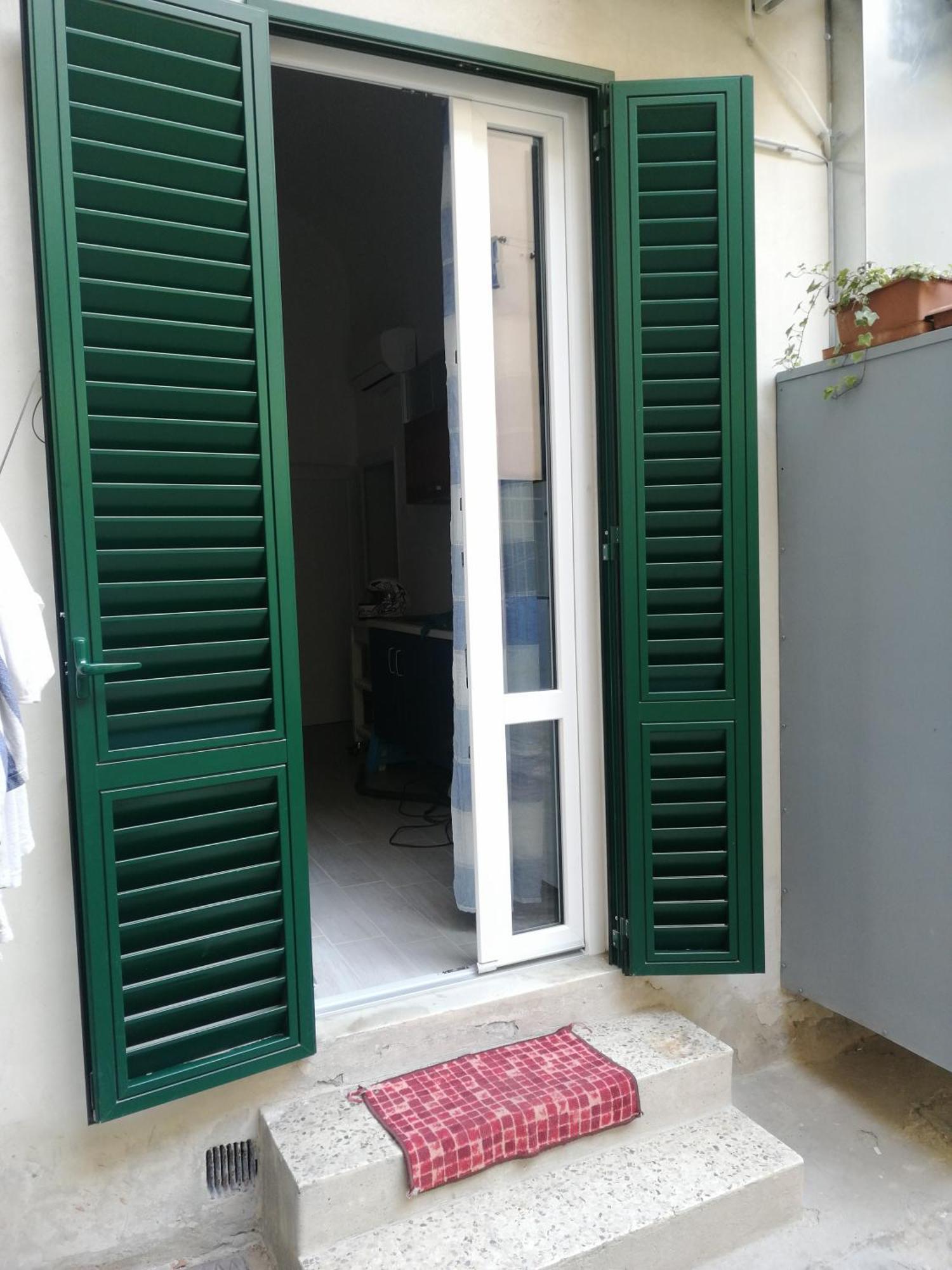 Family And Friends Studio Florence Bilik gambar